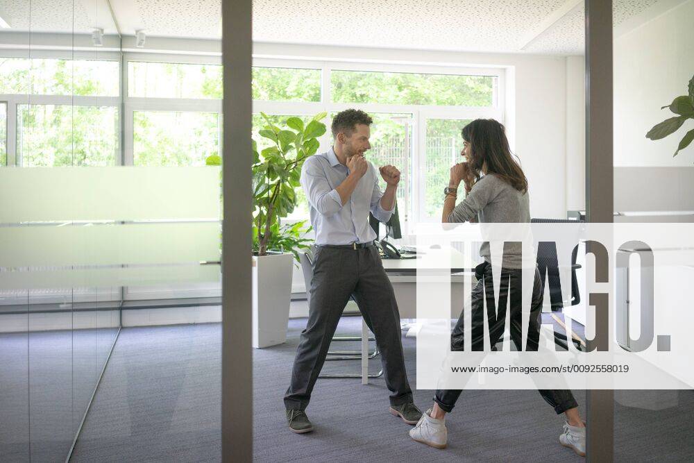 Businessman and businesswoman fighting in office model released Symbolfoto property released MOEF02222