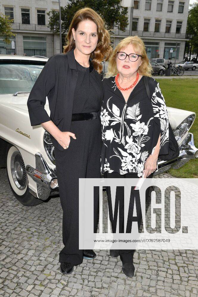 Susann Uplegger und Franziska Troegner bei der Premiere des Theaterstücks Zuhause bin ich Darling in der Komödie am Kurfürstendamm im Schiller Theater. Berlin
