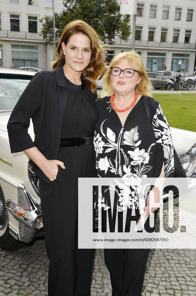 Susann Uplegger und Franziska Troegner bei der Premiere des Theaterstücks Zuhause bin ich Darling in der Komödie am Kurfürstendamm im Schiller Theater. Berlin