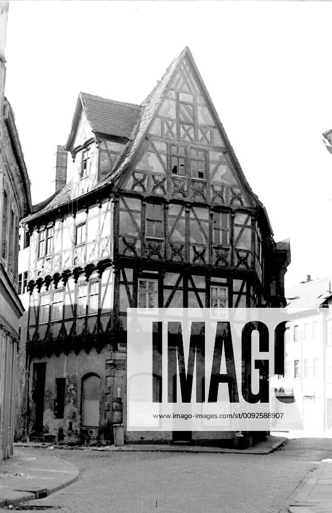 Geschichte 1973 Das Graseweghaus sollte 1976 abgerissen werden. 1985 kam der Abrissstop man wollte sanieren. Aber selbst die beschlossene Sanierung bedeutete noch nicht die Rettung des Denkmals: Weil sich 1985 die Bauarbeiter weigerten, das nur noch vom Fachwerk gehaltene Haus zu betreten, legten unter anderemWeil sich die Bauarbeiter weigerten, das Haus aus Sicherheitsgründen zu betreten und es abreißen wollten, legten der damalige Stadtarchitekt Wulff Brandstätter und einige weitere engagierte Hallenser selbst Hand an, sicherten das Haus ab und erhielten es so für die Nachwelt. Die Hallenser nahmen den Stadtarchiteken übel das er selbst nach der Sanierung in das Haus einzog. Der Graseweg, eine alte enge Straße in Halle an dem uralten Hallmarkt, empfing seinen Namen von dem Grashof, einer der ältesten Verschanzunge
