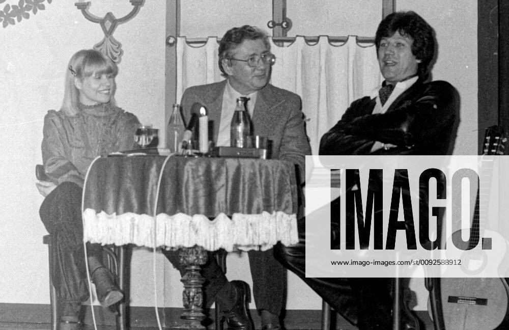 Geschichte 16.02.1983 Gäste im Haus der NVA die Stars der DDR Gesangsduo Monika Hauf und Klaus-Dieter Henkler und hier als Moderator der Sänger Fred Frohberg (brille). Ein Ort zum knüpfen von kulturellen und gesellschaftlichen Beziehungen, war das Haus der NVA in Halle, Bernburger Straße. Das Haus war vor allen ein Ort für zentrale Veranstaltungen und ein Anlaufpunkt für Soldaten und deren Familien für Feierlichkeiten. Halle Saale Sachsen-Anhalt Deutschland