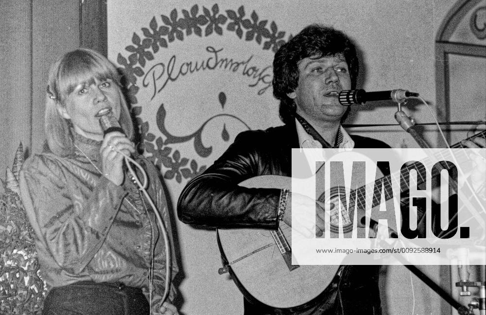 Geschichte 16.02.1983 Gäste im Haus der NVA die Stars der DDR Gesangsduo Monika Hauf und Klaus-Dieter Henkler und hier als Moderator der Sänger Fred Frohberg (brille). Ein Ort zum knüpfen von kulturellen und gesellschaftlichen Beziehungen, war das Haus der NVA in Halle, Bernburger Straße. Das Haus war vor allen ein Ort für zentrale Veranstaltungen und ein Anlaufpunkt für Soldaten und deren Familien für Feierlichkeiten. Halle Saale Sachsen-Anhalt Deutschland