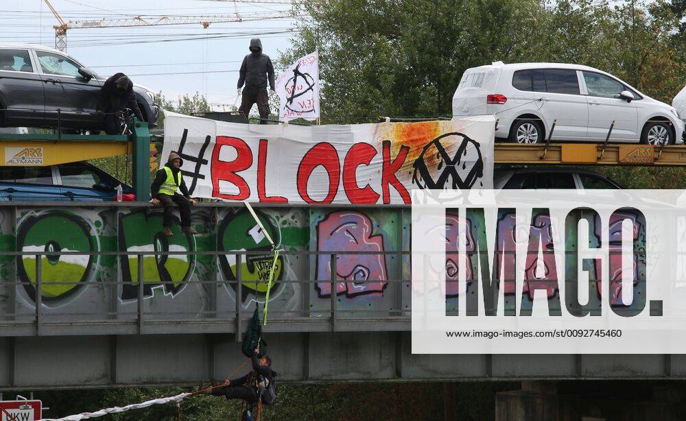 Fallersleben Niedersachsen Protestaktion, Demo, Demonstration von Aktivisten der Verkehrswende auf der Eisenbahnbrücke an der Tappenbecker Landstraße über den Mittellandkanal, Bild zeigt: Eisenbahnbrücke mit Plakaten