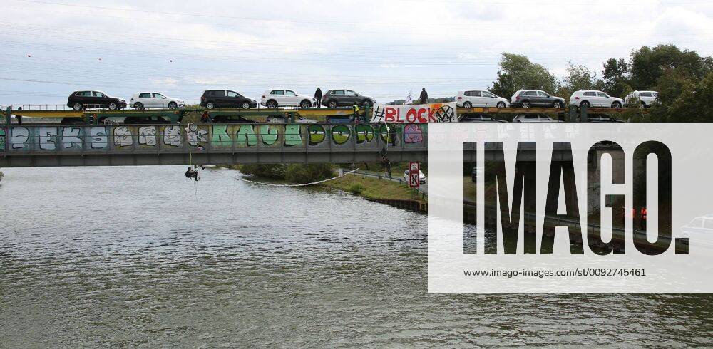 Fallersleben Niedersachsen Protestaktion, Demo, Demonstration von Aktivisten der Verkehrswende auf der Eisenbahnbrücke an der Tappenbecker Landstraße über den Mittellandkanal, Bild zeigt: Eisenbahnbrücke mit Plakaten