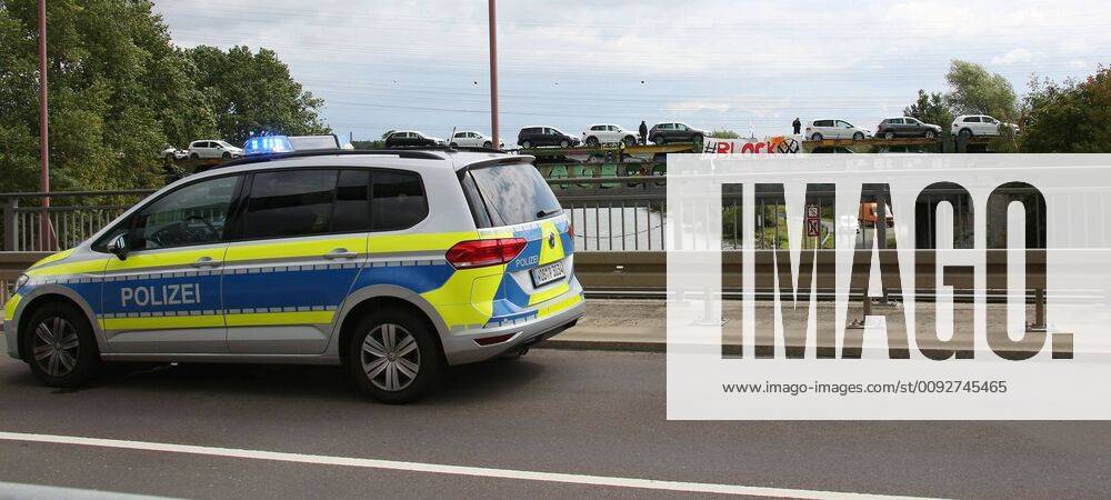 Fallersleben Niedersachsen Protestaktion, Demo, Demonstration von Aktivisten der Verkehrswende auf der Eisenbahnbrücke an der Tappenbecker Landstraße über den Mittellandkanal, Bild zeigt: