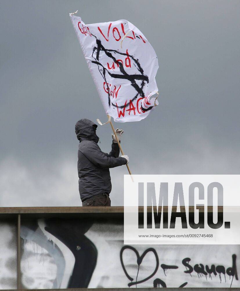 Fallersleben Niedersachsen Protestaktion, Demo, Demonstration von Aktivisten der Verkehrswende auf der Eisenbahnbrücke an der Tappenbecker Landstraße über den Mittellandkanal, Bild zeigt: Eisenbahnbrücke mit Plakaten