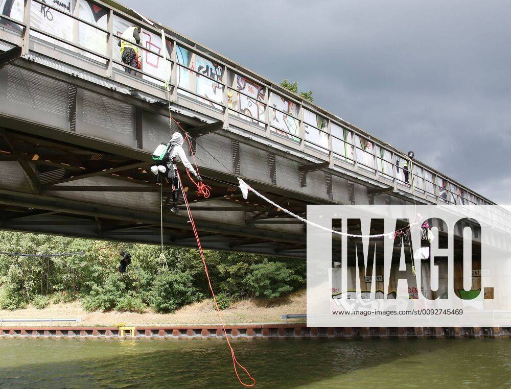 Fallersleben Niedersachsen Protestaktion, Demo, Demonstration von Aktivisten der Verkehrswende auf der Eisenbahnbrücke an der Tappenbecker Landstraße über den Mittellandkanal, Bild zeigt: Eisenbahnbrücke mit Plakaten