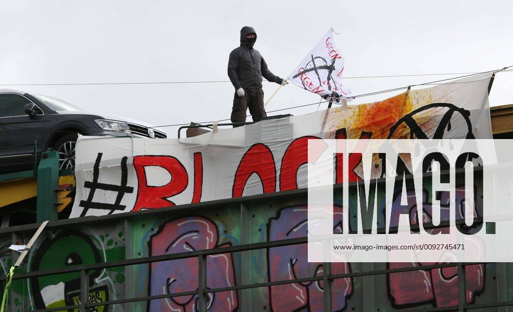 Fallersleben Niedersachsen Protestaktion, Demo, Demonstration von Aktivisten der Verkehrswende auf der Eisenbahnbrücke an der Tappenbecker Landstraße über den Mittellandkanal, Bild zeigt: Eisenbahnbrücke mit Plakaten