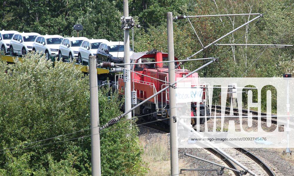 Fallersleben Niedersachsen Protestaktion, Demo, Demonstration von Aktivisten der Verkehrswende auf der Eisenbahnbrücke an der Tappenbecker Landstraße über den Mittellandkanal, Bild zeigt: Aktivisten haben sich vor dem Zug an die Gleise gekettet