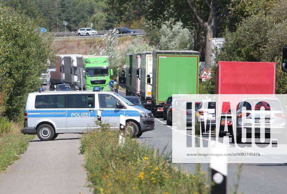 Fallersleben Niedersachsen Protestaktion, Demo, Demonstration von Aktivisten der Verkehrswende auf der Eisenbahnbrücke an der Tappenbecker Landstraße über den Mittellandkanal, Bild zeigt: Verkehrschaos Stau