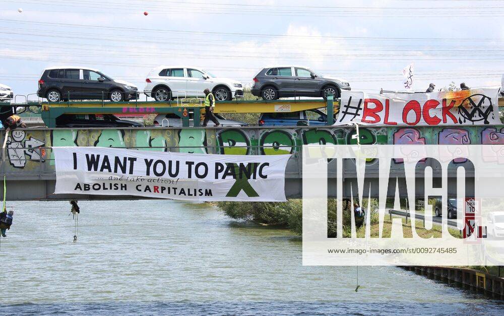 Fallersleben Niedersachsen Protestaktion, Demo, Demonstration von Aktivisten der Verkehrswende auf der Eisenbahnbrücke an der Tappenbecker Landstraße über den Mittellandkanal, Bild zeigt: Eisenbahnbrücke mit Plakaten