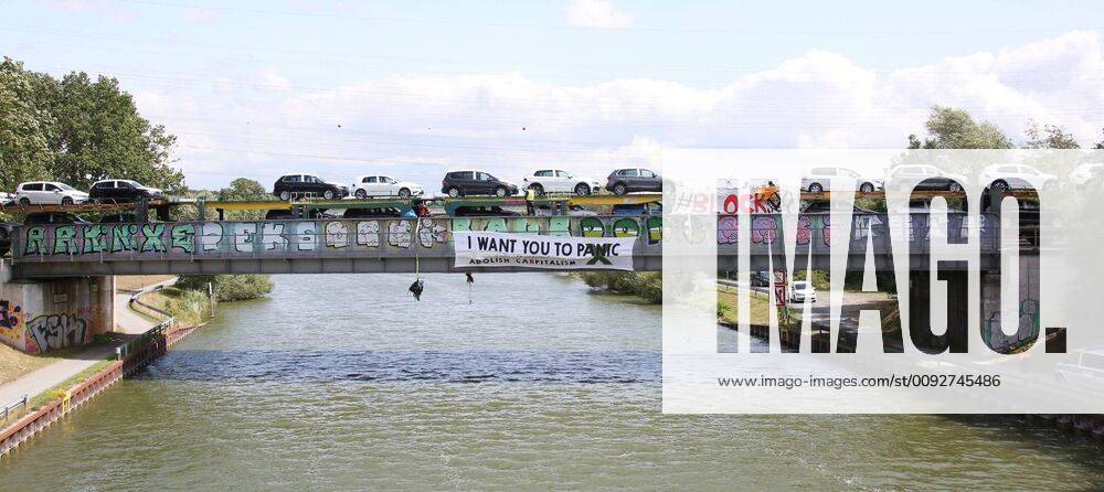 Fallersleben Niedersachsen Protestaktion, Demo, Demonstration von Aktivisten der Verkehrswende auf der Eisenbahnbrücke an der Tappenbecker Landstraße über den Mittellandkanal, Bild zeigt: Eisenbahnbrücke mit Plakaten