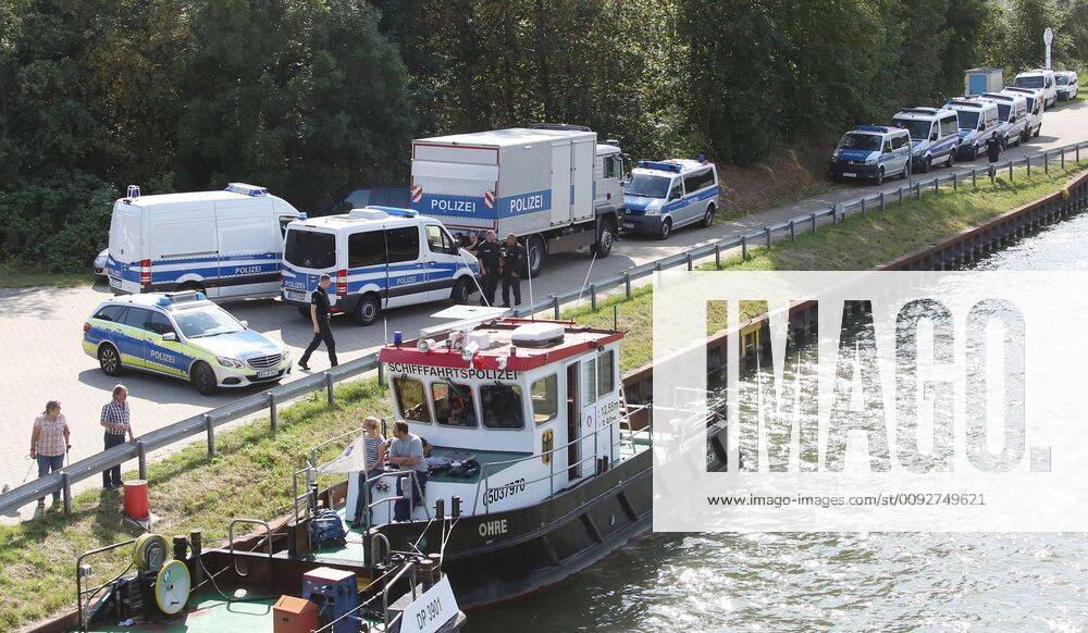 Fallersleben Niedersachsen Protestaktion, Demo, Demonstration von Aktivisten der Verkehrswende auf der Eisenbahnbrücke an der Tappenbecker Landstraße über den Mittellandkanal, Bild zeigt: Übersicht Einsatzfahrzeuge