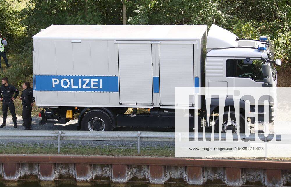 Fallersleben Niedersachsen Protestaktion, Demo, Demonstration von Aktivisten der Verkehrswende auf der Eisenbahnbrücke an der Tappenbecker Landstraße über den Mittellandkanal, Bild zeigt: Übersicht