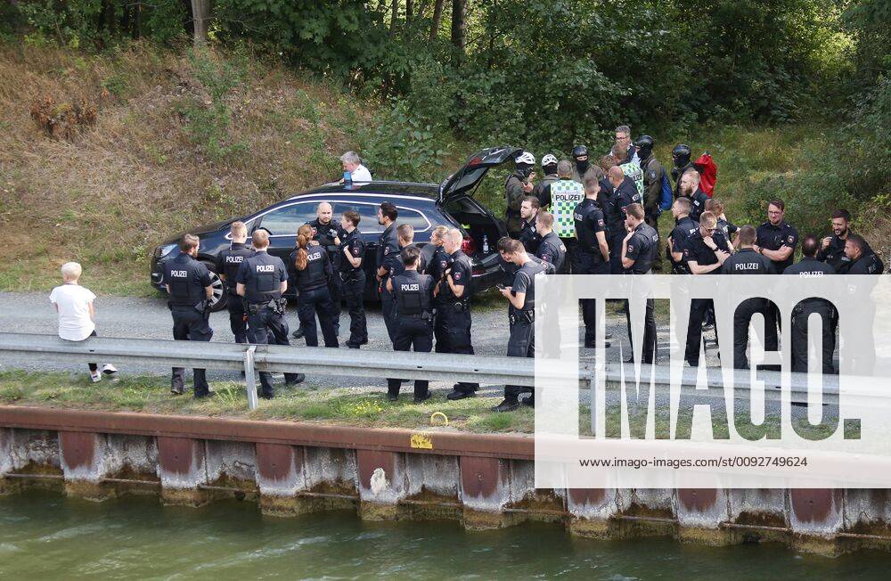 Fallersleben Niedersachsen Protestaktion, Demo, Demonstration von Aktivisten der Verkehrswende auf der Eisenbahnbrücke an der Tappenbecker Landstraße über den Mittellandkanal, Bild zeigt: Übersicht