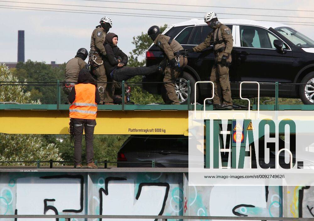 Fallersleben Niedersachsen Protestaktion, Demo, Demonstration von Aktivisten der Verkehrswende auf der Eisenbahnbrücke an der Tappenbecker Landstraße über den Mittellandkanal, Bild zeigt: Polizei nimmt die Demonstarten fest