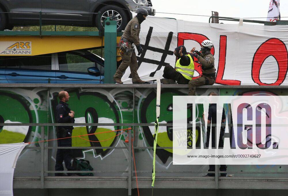Fallersleben Niedersachsen Protestaktion, Demo, Demonstration von Aktivisten der Verkehrswende auf der Eisenbahnbrücke an der Tappenbecker Landstraße über den Mittellandkanal, Bild zeigt: Polizei nimmt die Demonstarten fest