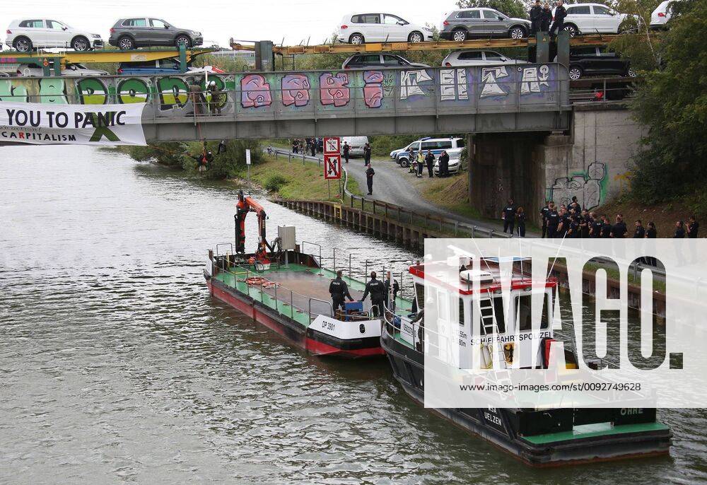 Fallersleben Niedersachsen Protestaktion, Demo, Demonstration von Aktivisten der Verkehrswende auf der Eisenbahnbrücke an der Tappenbecker Landstraße über den Mittellandkanal, Bild zeigt: Polizei nimmt die Demonstarten fest