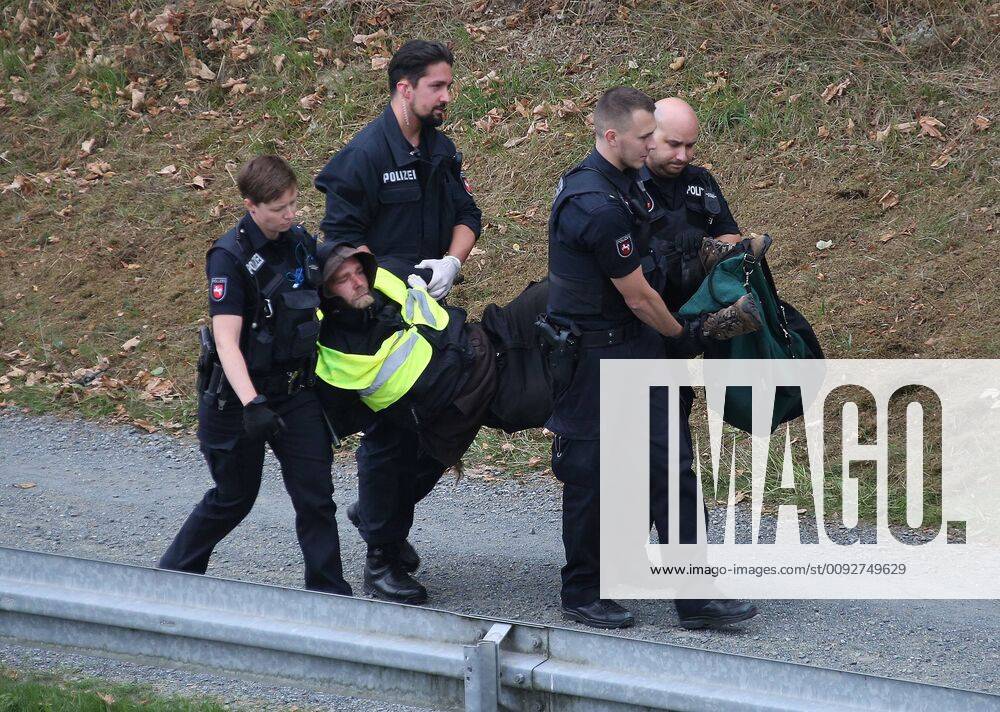 Fallersleben Niedersachsen Protestaktion, Demo, Demonstration von Aktivisten der Verkehrswende auf der Eisenbahnbrücke an der Tappenbecker Landstraße über den Mittellandkanal, Bild zeigt: Polizei nimmt die Demonstarten fest