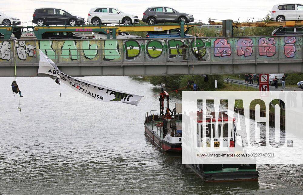 Fallersleben Niedersachsen Protestaktion, Demo, Demonstration von Aktivisten der Verkehrswende auf der Eisenbahnbrücke an der Tappenbecker Landstraße über den Mittellandkanal, Bild zeigt: Polizei nimmt die Demonstarten fest
