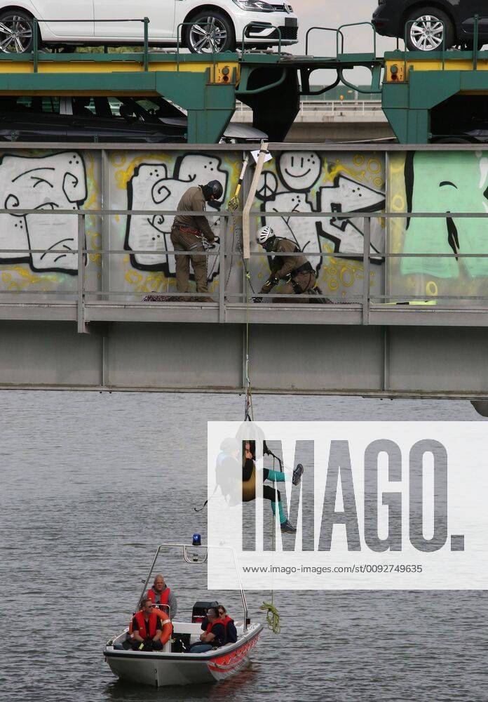 Fallersleben Niedersachsen Protestaktion, Demo, Demonstration von Aktivisten der Verkehrswende auf der Eisenbahnbrücke an der Tappenbecker Landstraße über den Mittellandkanal, Bild zeigt: Polizei nimmt die Demonstarten fest
