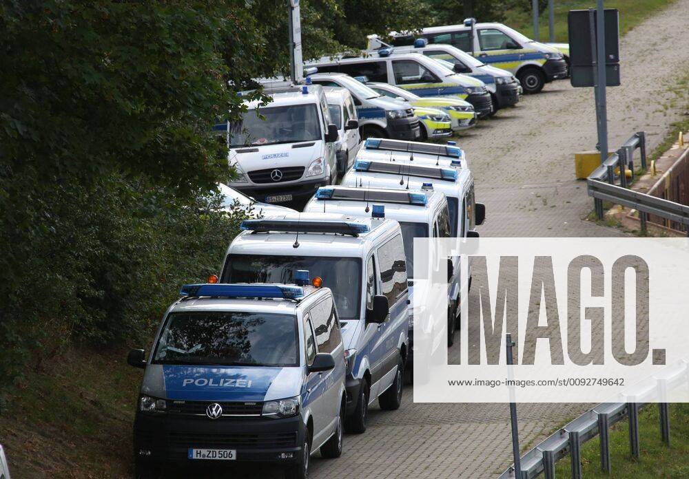 Fallersleben Niedersachsen Protestaktion, Demo, Demonstration von Aktivisten der Verkehrswende auf der Eisenbahnbrücke an der Tappenbecker Landstraße über den Mittellandkanal, Bild zeigt: Übersicht Einsatzfahrzeuge