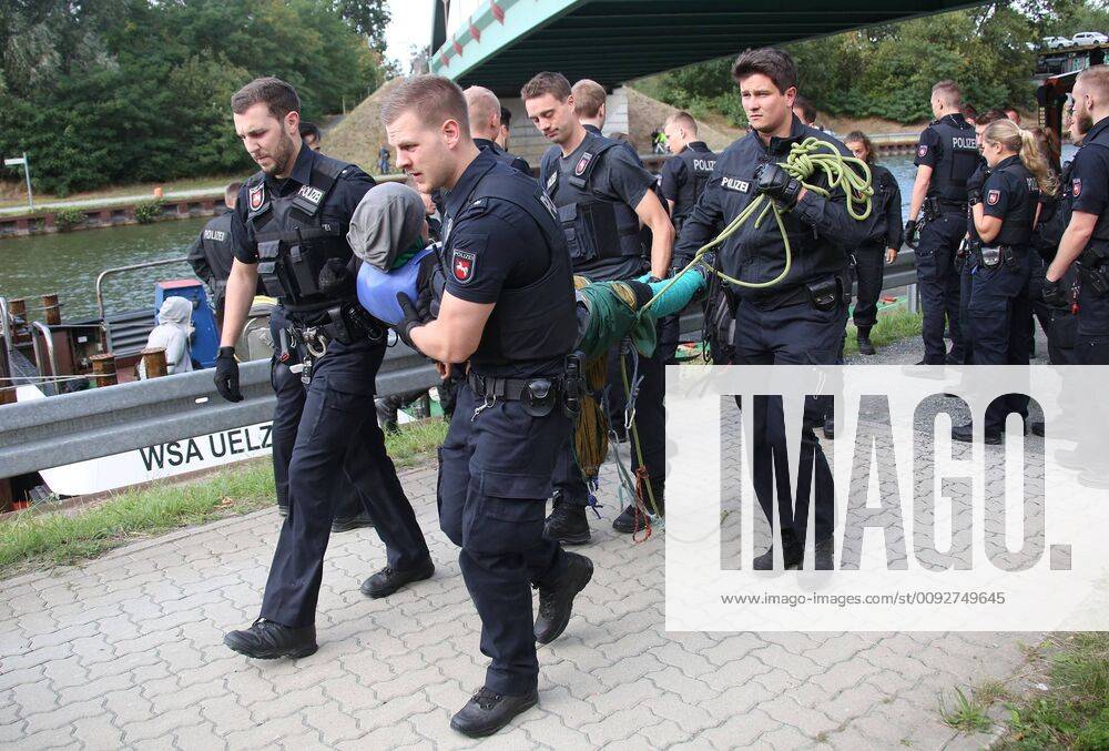 Fallersleben Niedersachsen Protestaktion, Demo, Demonstration von Aktivisten der Verkehrswende auf der Eisenbahnbrücke an der Tappenbecker Landstraße über den Mittellandkanal, Bild zeigt: Polizei nimmt die Demonstarten fest