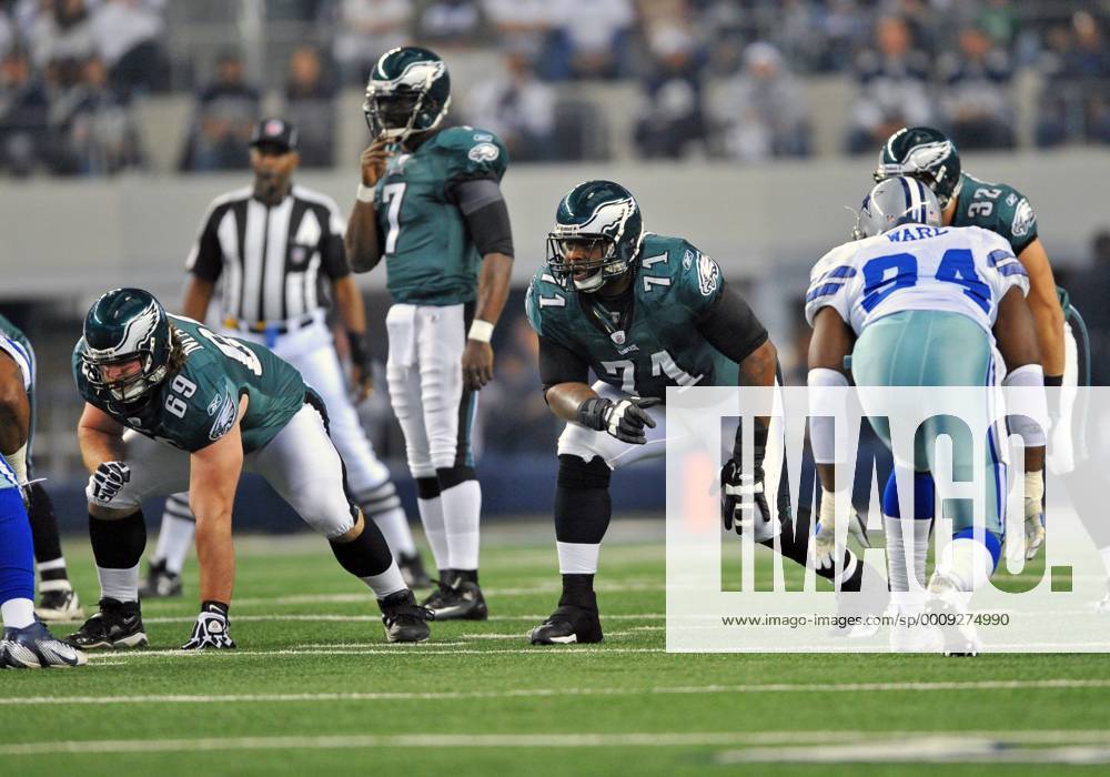 Dec 24th, 2011 .Philadelphia Eagles tackle Jason Peters (71) battles against Dallas Cowboys outside linebacker DeMarcus Ware (94) during the game between the Philadelphia Eagles and the Dallas Cowboys at Cowboy Stadium in Arlington, TX.. .Manny Flores CSM NFL American Football Herren USA 2011: Eagles vs Cowboys DEC 24 - ZUMAcf3