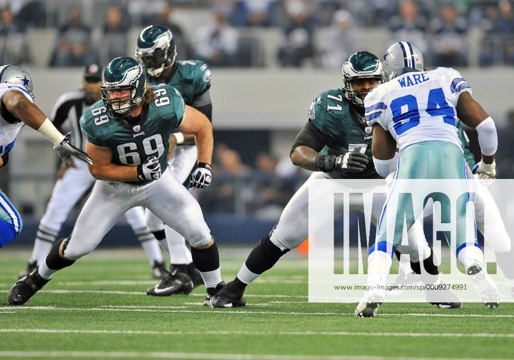 Dec 24th, 2011 .Philadelphia Eagles tackle Jason Peters (71) and Philadelphia Eagles guard Evan Mathis (69) battles against Dallas Cowboys outside linebacker DeMarcus Ware (94) during the game between the Philadelphia Eagles and the Dallas Cowboys at Cowboy Stadium in Arlington, TX.. .Manny Flores CSM NFL American Football Herren USA 2011: Eagles vs Cowboys DEC 24 - ZUMAcf3