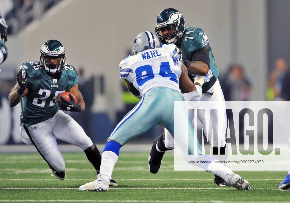 Dec 24th, 2011 .Philadelphia Eagles tackle Jason Peters (71) battles against Dallas Cowboys outside linebacker DeMarcus Ware (94) during the game between the Philadelphia Eagles and the Dallas Cowboys at Cowboy Stadium in Arlington, TX.. .Manny Flores CSM NFL American Football Herren USA 2011: Eagles vs Cowboys DEC 24 - ZUMAcf3