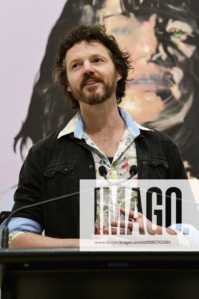 ARCHIBALD PEOPLE?S CHOICE AWARD, Artist David Darcy speaks to the media after being announced as the 2019 Archibald People s Choice award winner at the Art Gallery of NSW in Sydney, Wednesday, August 14, 2019. David Darcy s portrait of Daisy, Tjuparntarri - Women s Business , has won the 2019 Archibald People s Choice award. ( NO ARCHIVING, , NO USE IN BOOKS WITHOUT CONSENT SYDNEY NSW AUSTRALIA