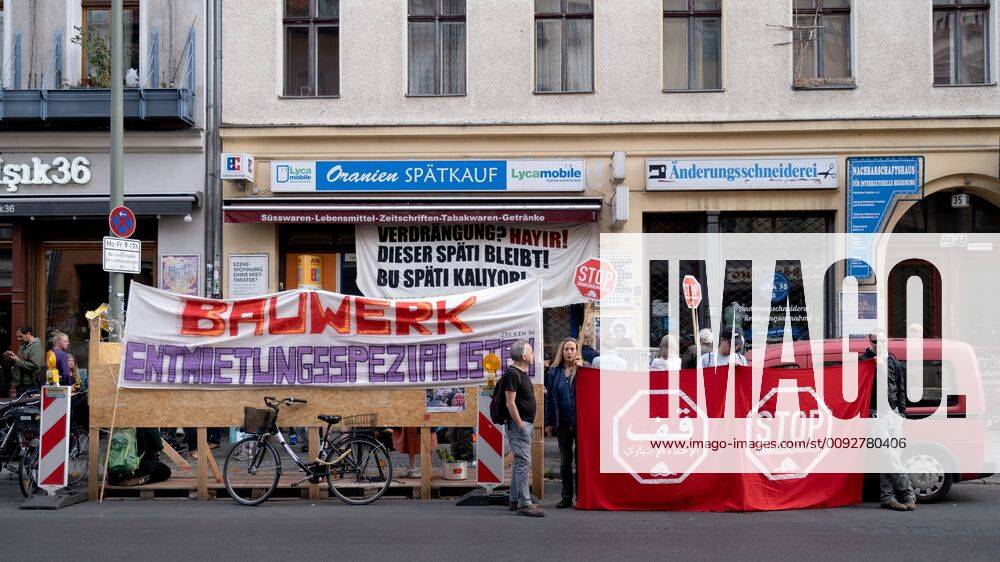 Protest gegen Raeumung ORA35 An die 80 Anwohner und Nachbarn protestieren in Berlin Kreuzberg gegen die die Zwangsräumung des Spätis ORA35 in der Oranienstraße 35 in Berlin - Kreuzberg. Seit zwei Jahren kämpft Zekiye Tunc mit Ihrer Familie für den Erhalt ihres Ladens, der Eigentümer Bauwerk besteht auf einer Räumung. Der Anwalt der Familie übergibt dem Gerichtsvollzieher den Schlüssel. Berlin Berlin Deutschland