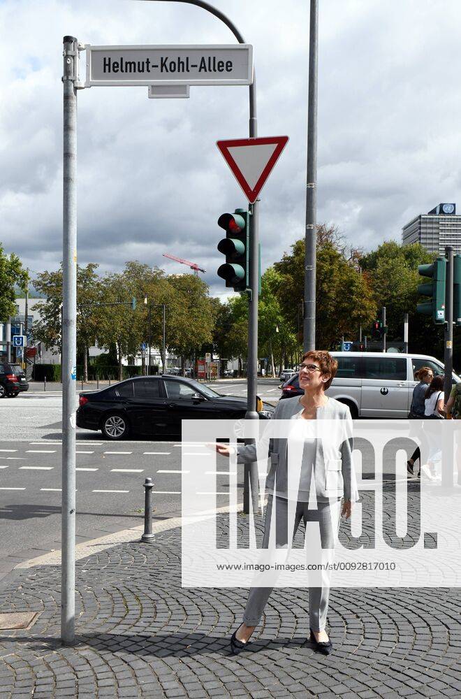 Deutschland, Bonn, 15.08.2019 Bonn weiht die Helmut-Kohl-Allee ein Zwischen Genscherallee und Helmut-Schmidt-Platz wurden 400 Meter der Bundesstraße 9 zur Helmut-Kohl-Allee umbenannt. Foto: In Anwesenheit der CDU-Bundesvorsitzenden und Bundesverteidigungsministerin Annegret Kramp-Karrenbauer (Mitte), wurde die Helmut-Kohl-Allee eingeweiht