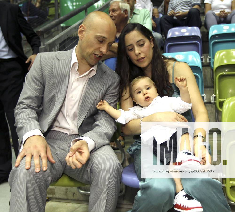 Pascal Roller nimmt Abschied von den Fraport Skyliners Frankfurt und vom Profisport, hier mit Sohn Felipe und seiner Ehefrau Maria