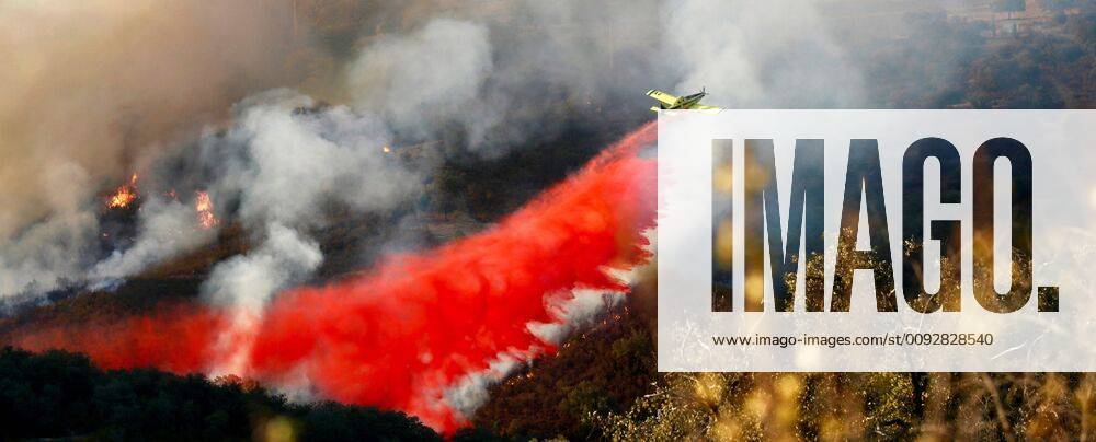A firefighter plane drops a load of water during a forest fire in El Madrono, Sevilla Andalucia, southern Spain, 15 August 2019. Forest fire in El Madrono (Sevilla) !ACHTUNG: NUR REDAKTIONELLE NUTZUNG!