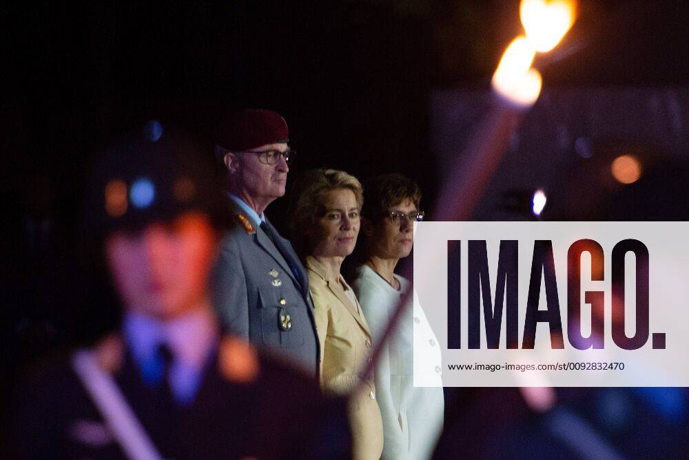 Berlin GER, Berlin, ,16.08.2019, Grosser Zapfenstreich zur Verabschiedung von Ursula von der Leyen v.l. E. Zorn, Ursula von der Leyen, Annegret Kramp Karrenbauer - Bundesministerin Verteidigung, Grosser Zapfenstreich fuer Ursula von der Leyen,16.08.2019,