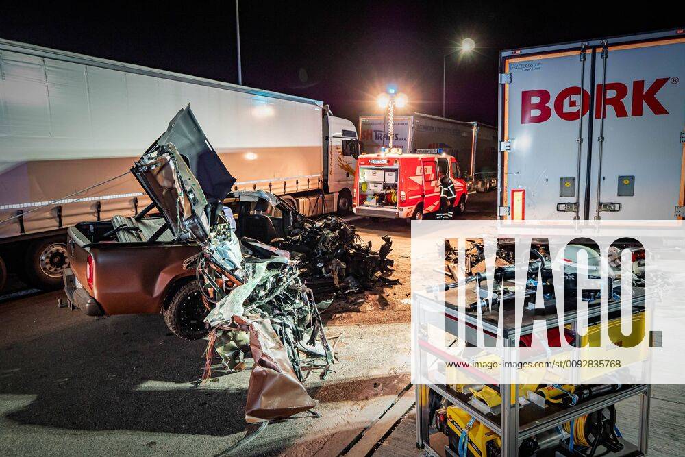 MIT TAGBILDER: Pickup fährt mit hoher Geschwindigkeit auf Parkplatz Sommerhofen auf der A8, kracht ins Heck eines LKW, Beifahrer tödlich verletzt Ein Pickup fährt auf der BAB A8 in Fahrtrichtung Karlsruhe in den Parkplatz Sommerhofen. Bei Einfahrt in den Parkplatz kommt der Pickup gegen die Fahrbahnbegrenzung und kracht anschließend in einen geparkten LKW. Die fahrende Person wurde schwer verletzt, die Person auf dem Beifahrersitz wird tödlich verletzt. Bergungsbilder mit Tagbilder., 71067 Sindelfingen, Deutschland