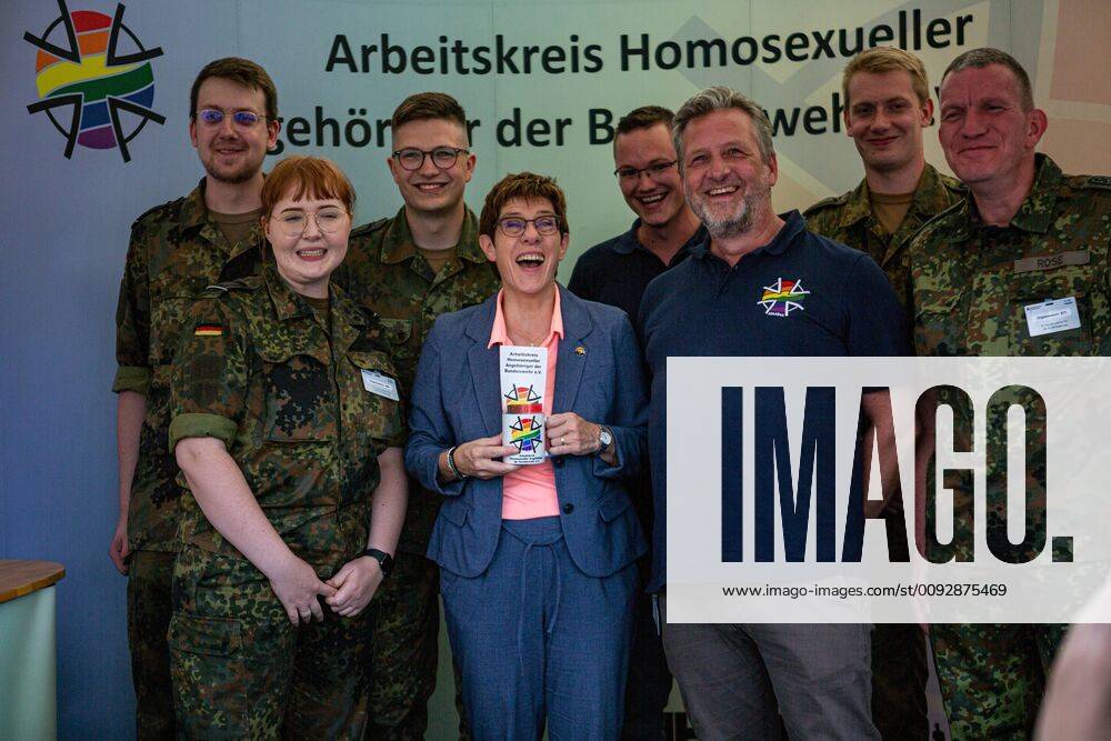 Annegret Kramp-Karrenbauer besucht das Bundesministerium der Ver, Bundesverteidigungsministerin Annegret Kramp-Karrenbauer bei dem Besuch des Bundesministerium der Verteidigung am Tag der offenen Tür 2019. Berlin Deutschland