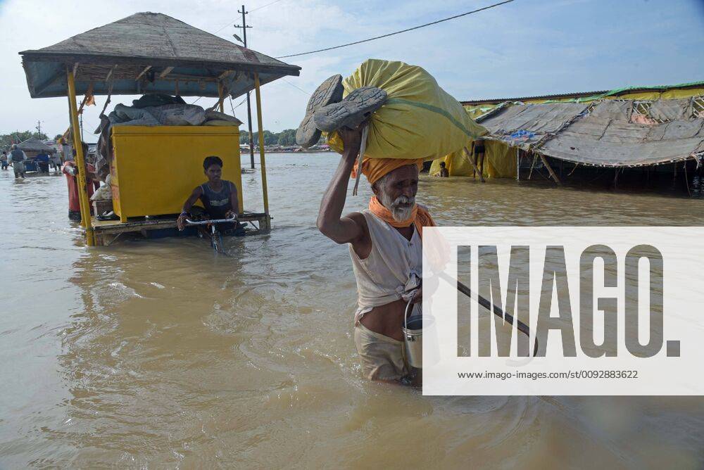 Flood affected residents of a low lying area on the banks of the River Ganges move their belongings to drier ground after flooding on the banks of the River Ganges at Sangam, as the water level of the Ganges and Yamuna rivers rises rapidly during monsoon rains in the region, in Prayagraj (Allahabad) on Sunday, August 18, 2019. - ZUMAv115 20190818_zap_v115_025
