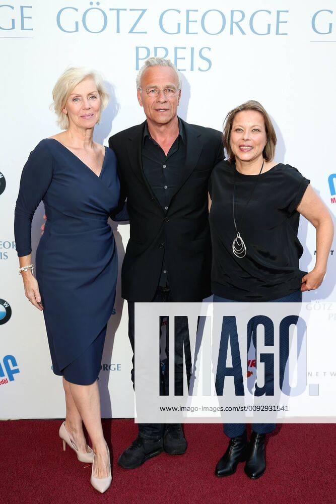 Vergabe GOETZ GEORGE PREIS 2019 Marika George, Klaus Behrendt und Tanja George am Roten Teppich zur Verleihung vom GOETZ GEORGE PREIS am 19. August 2018 in der Astor Film Lounge. Der dotierte Preis soll an dieses Lebenswerk von Goetz George erinnern. Berlin Charlottenburg Berlin Deutschland