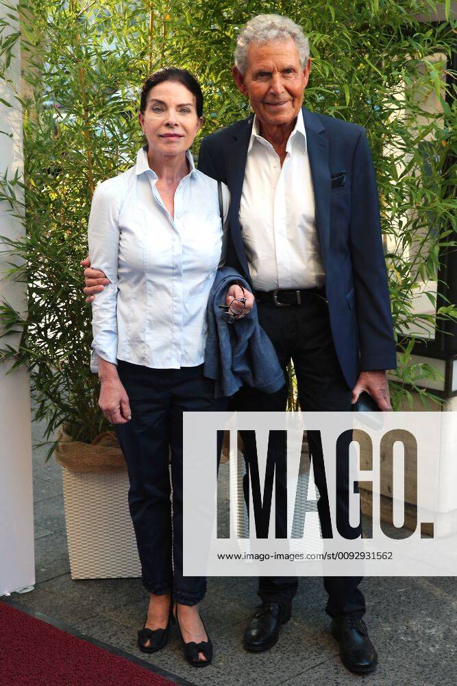 Vergabe GOETZ GEORGE PREIS 2019 Gudrun Landgrebe mit ihrem Mann Ulrich von Nathusius am Roten Teppich zur Verleihung vom GOETZ GEORGE PREIS am 19. August 2018 in der Astor Film Lounge. Der dotierte Preis soll an dieses Lebenswerk von Goetz George erinnern. Berlin Charlottenburg Berlin Deutschland
