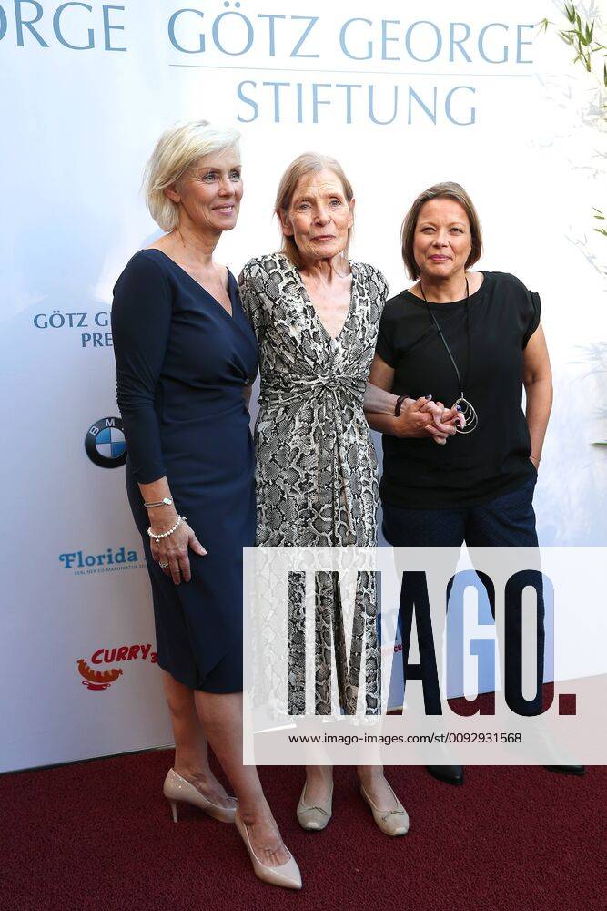 Vergabe GOETZ GEORGE PREIS 2019 Preisträgerin Margit Carstensen zusammen mit Marike George (links) und Tanja George am Roten Teppich zur Verleihung vom GOETZ GEORGE PREIS am 19. August 2018 in der Astor Film Lounge. Der dotierte Preis soll an dieses Lebenswerk von Goetz George erinnern. Berlin Charlottenburg Berlin Deutschland