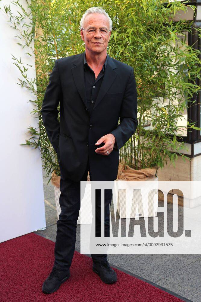 Vergabe GOETZ GEORGE PREIS 2019 Klaus Behrendt am Roten Teppich zur Verleihung vom GOETZ GEORGE PREIS am 19. August 2018 in der Astor Film Lounge. Der dotierte Preis soll an dieses Lebenswerk von Goetz George erinnern. Berlin Charlottenburg Berlin Deutschland