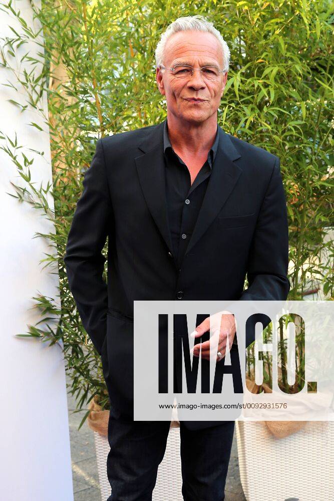 Vergabe GOETZ GEORGE PREIS 2019 Klaus Behrendt am Roten Teppich zur Verleihung vom GOETZ GEORGE PREIS am 19. August 2018 in der Astor Film Lounge. Der dotierte Preis soll an dieses Lebenswerk von Goetz George erinnern. Berlin Charlottenburg Berlin Deutschland