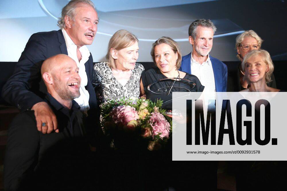 Vergabe GOETZ GEORGE PREIS 2019 Preisträgerin Margit Carstensen (2.v.r.) mit Juergen Vogel, Marika George, Leander Haußmann, Tanja George und Ulrich Matthes (v.l.). auf der Verleihung vom GOETZ GEORGE PREIS am 19. August 2018 in der Astor Film Lounge. Der dotierte Preis soll an dieses Lebenswerk von Goetz George erinnern. Berlin Charlottenburg Berlin Deutschland