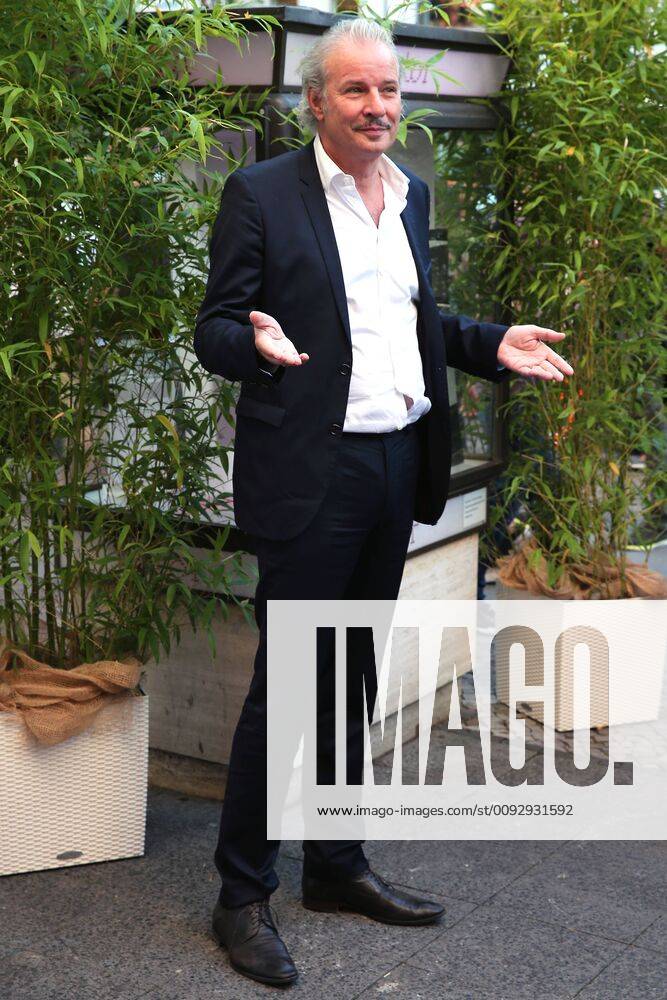 Vergabe GOETZ GEORGE PREIS 2019 Leander Haussmann am Roten Teppich zur Verleihung vom GOETZ GEORGE PREIS am 19. August 2018 in der Astor Film Lounge. Der dotierte Preis soll an dieses Lebenswerk von Goetz George erinnern. Berlin Charlottenburg Berlin Deutschland