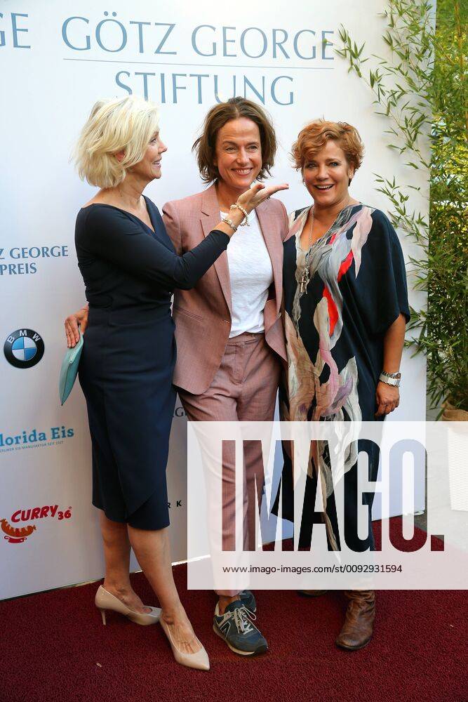 Vergabe GOETZ GEORGE PREIS 2019 Marika George, Claudia Michelsen und Muriel Baumeister am Roten Teppich zur Verleihung vom GOETZ GEORGE PREIS am 19. August 2018 in der Astor Film Lounge. Der dotierte Preis soll an dieses Lebenswerk von Goetz George erinnern. Berlin Charlottenburg Berlin Deutschland