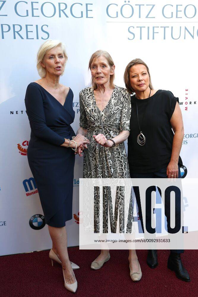 Vergabe GOETZ GEORGE PREIS 2019 Preisträgerin Margit Carstensen zusammen mit Marike George (links) und Tanja George am Roten Teppich zur Verleihung vom GOETZ GEORGE PREIS am 19. August 2018 in der Astor Film Lounge. Der dotierte Preis soll an dieses Lebenswerk von Goetz George erinnern. Berlin Charlottenburg Berlin Deutschland