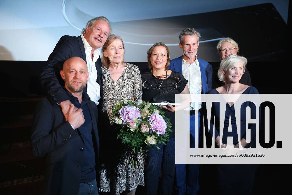 Vergabe GOETZ GEORGE PREIS 2019 Preisträgerin Margit Carstensen (2.v.r.) mit Juergen Vogel, Marika George, Leander Haußmann, Tanja George und Ulrich Matthes (v.l.). auf der Verleihung vom GOETZ GEORGE PREIS am 19. August 2018 in der Astor Film Lounge. Der dotierte Preis soll an dieses Lebenswerk von Goetz George erinnern. Berlin Charlottenburg Berlin Deutschland