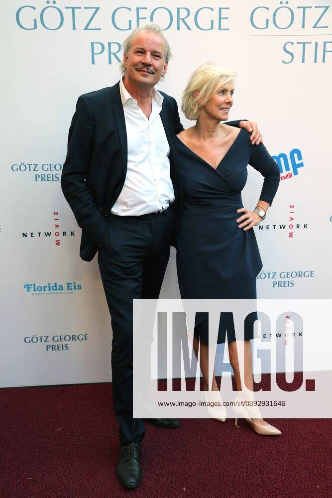 Vergabe GOETZ GEORGE PREIS 2019 Marika George und Leander Haussmann am Roten Teppich zur Verleihung vom GOETZ GEORGE PREIS am 19. August 2018 in der Astor Film Lounge. Der dotierte Preis soll an dieses Lebenswerk von Goetz George erinnern. Berlin Charlottenburg Berlin Deutschland